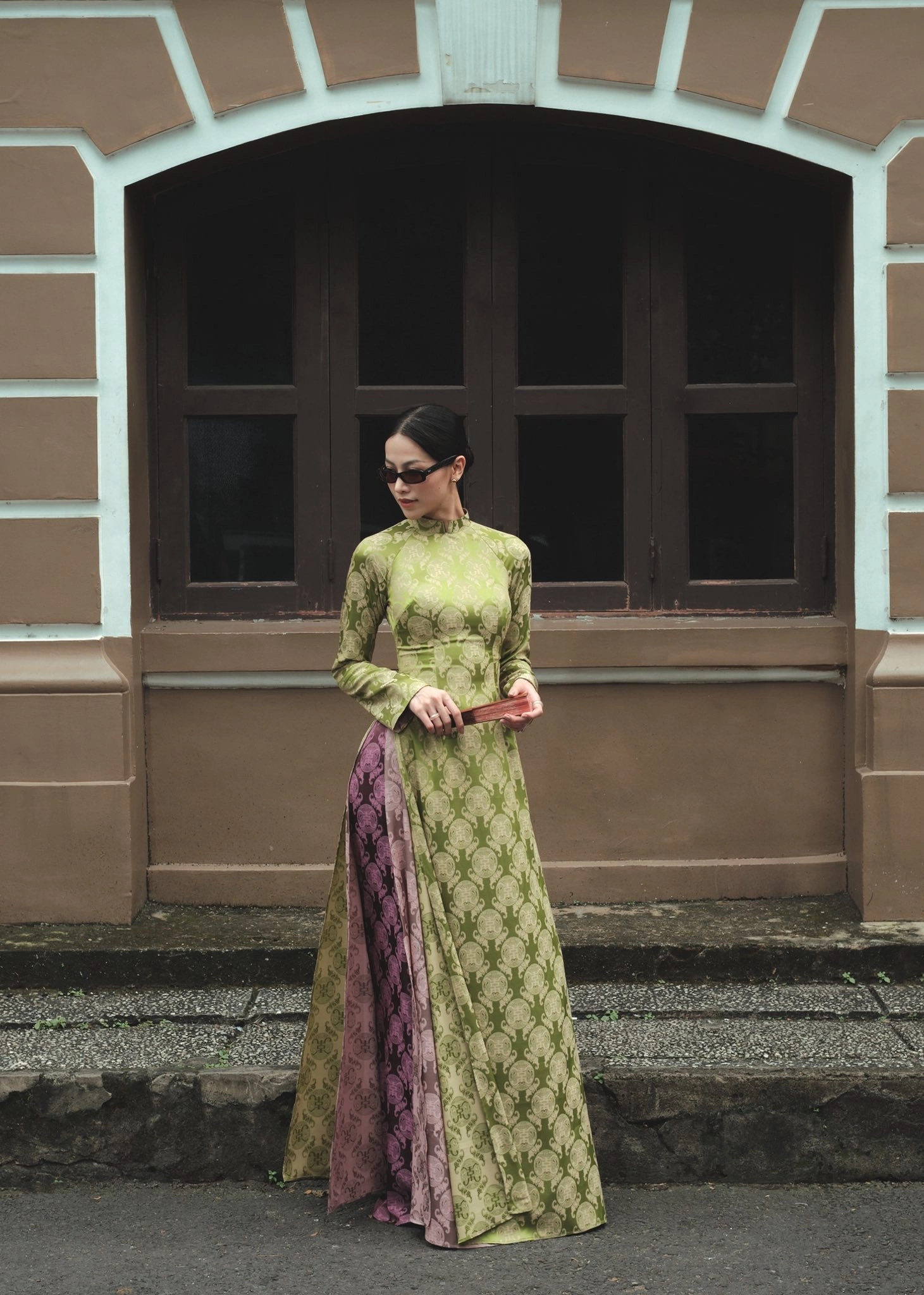 Hoa hậu Phương Khánh diện chiếc áo dài 4 tà hot năm nay. Thiết kế xanh ngọc gây ấn tượng bởi sắc độ trầm thanh, phủ kín họa tiết mang hơi thở Á Đông cổ điển. Phom dáng ôm sát phần thân trên, chiết eo gọn gàng, kết hợp tà áo nhiều lớp với mảng tím nhạt ẩn hiện phía trong, tạo hiệu ứng chuyển màu đầy nghệ thuật. 