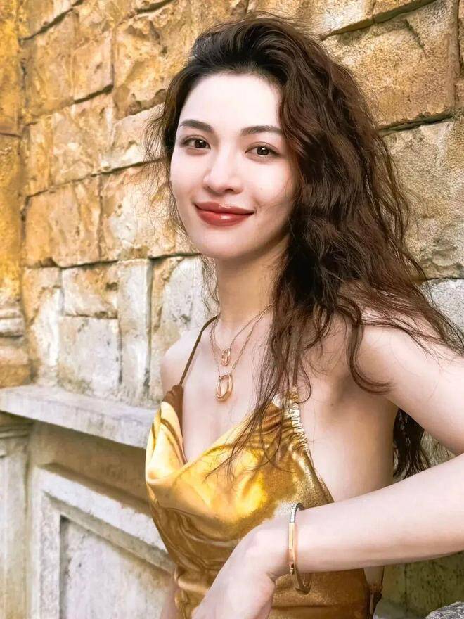 Chung Sở Hy lựa chọn lô cuốn 20–22mm, tạo hiệu ứng xoăn mềm mại, tự nhiên và dễ ứng dụng hơn. Khi uốn kiểu này, cần lưu ý bắt đầu từ phần đỉnh đầu để tạo độ phồng hợp lý và giúp khuôn mặt trông thanh thoát.