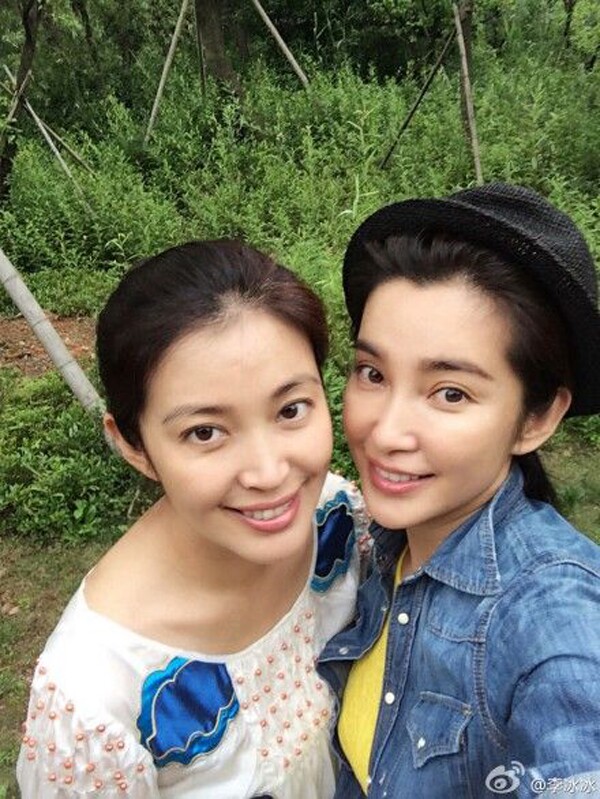 Trong ảnh đời thường có thể thấy cả hai có đôi mắt và khuôn miệng cười giống nhau.