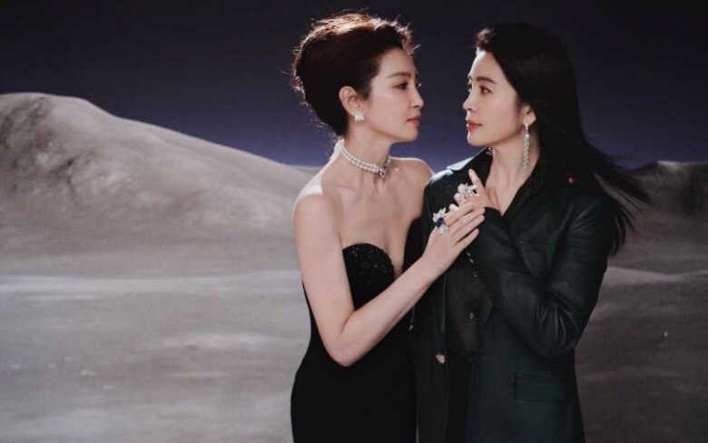 Hai chị em giống nhau từ vẻ ngoài đến thần thái, trông cực kỳ quyền lực và tỏa sáng.