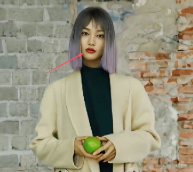 Phần môi dày và có cảm giác hơi lệch do lạm dụng thẩm mỹ của Trịnh Sảng trong một bức ảnh chụp quảng cáo.