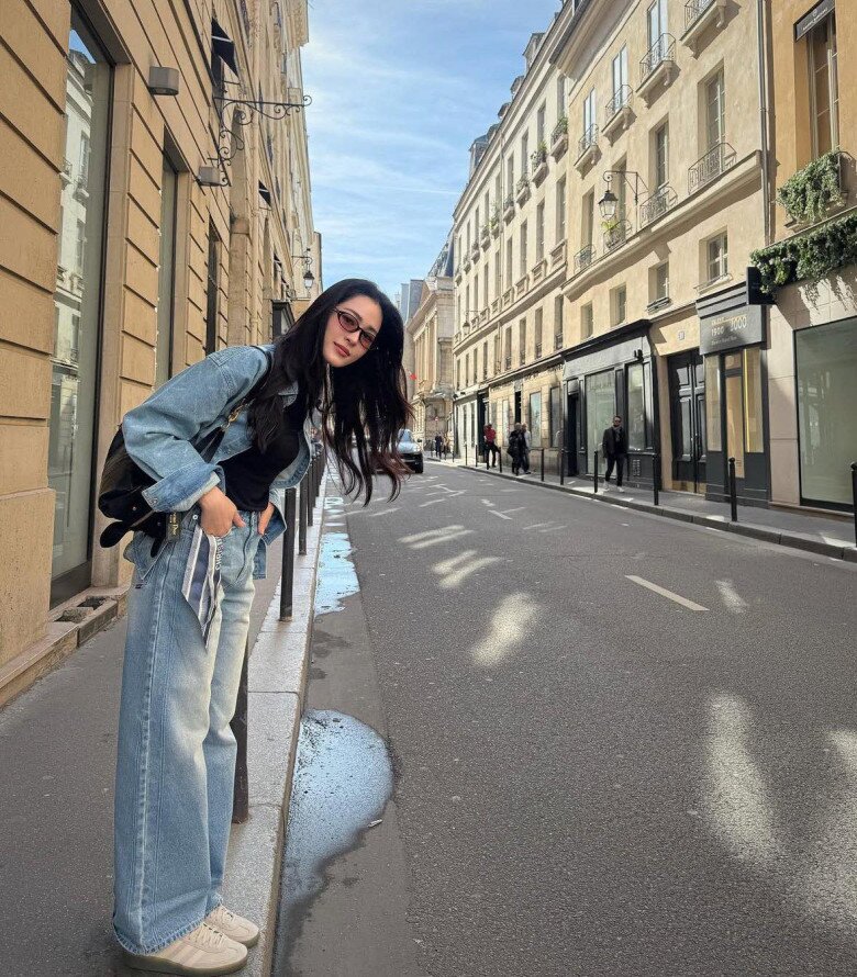 Mặc áo len đen suốt mùa đông không sợ bị chê già xấu nếu bạn biết 8 công thức phối đồ sành điệu và amp;#34;hackamp;#34; tuổi - 1