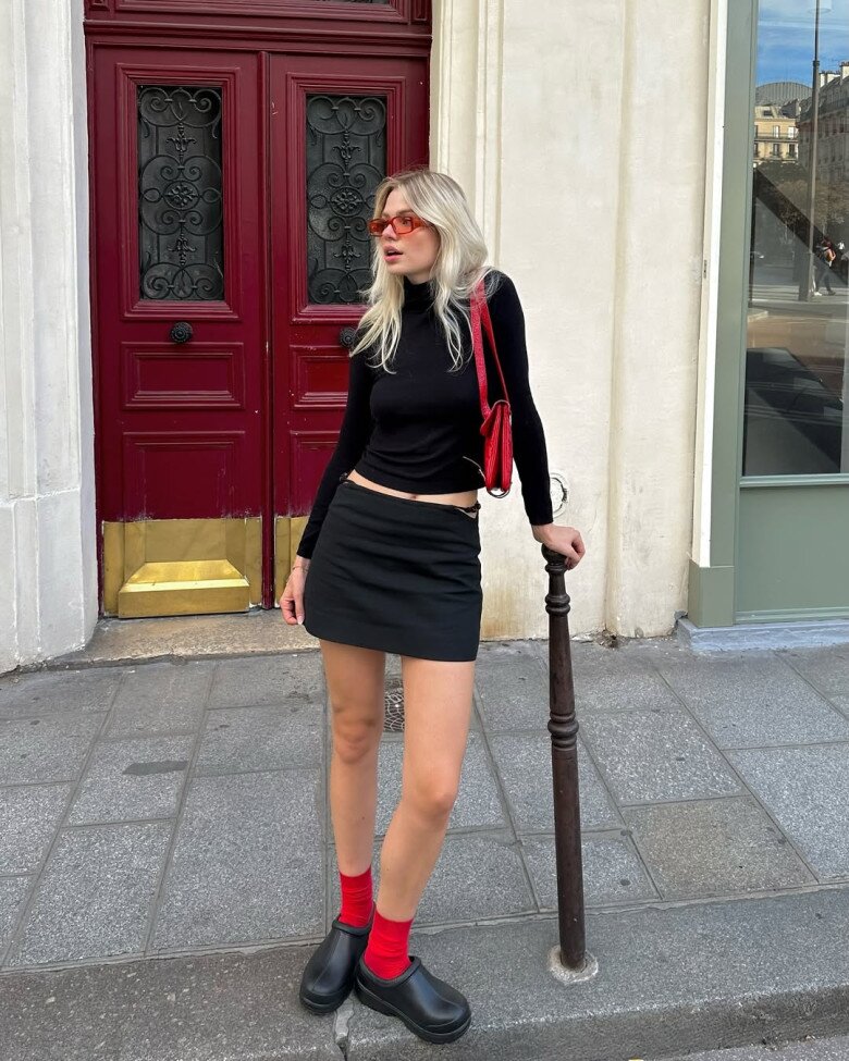 &Aacute;o len đen phối hai t&ocirc;ng m&agrave;u &ndash; gợi cảm v&agrave; năng động