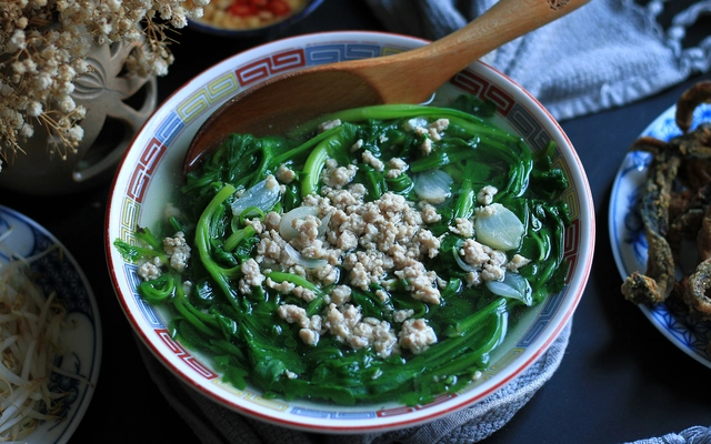 Canh rau cải cúc dễ ăn, hương vị hấp dẫn, giúp giải ngán.