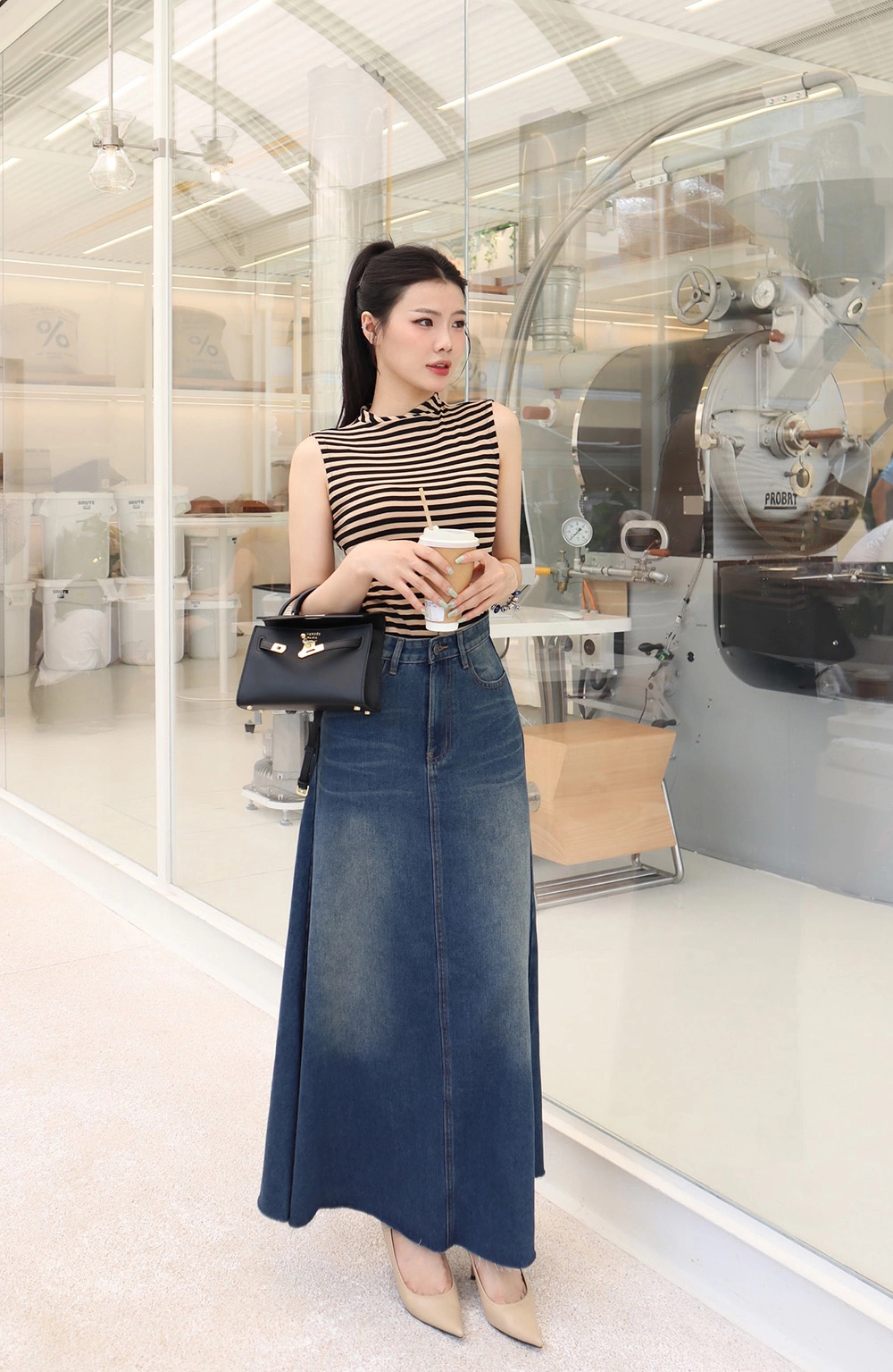 Khi chọn váy chữ A, bạn nên chú ý đến độ xòe của gấu váy. Nếu quá rộng có thể khiến vóc dáng trông thấp và kém gọn gàng. Độ xòe vừa phải sẽ giúp tôn lên những đường cong mềm mại và mang lại vẻ ngoài thanh lịch.