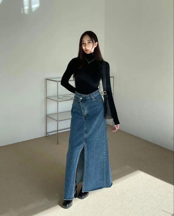 Bên cạnh đó, chi tiết xẻ tà ở chân váy cũng là điểm nhấn đáng cân nhắc. Thiết kế này không chỉ tạo cảm giác năng động, giúp việc di chuyển thoải mái hơn mà còn tăng thêm nét nữ tính, duyên dáng cho tổng thể trang phục.