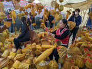 Lifestyle - Miền Bắc có một hội chợ "mua may, bán rủi" chỉ tổ chức vào đầu năm, người mua không được trả giá nhưng ai cũng vui vẻ