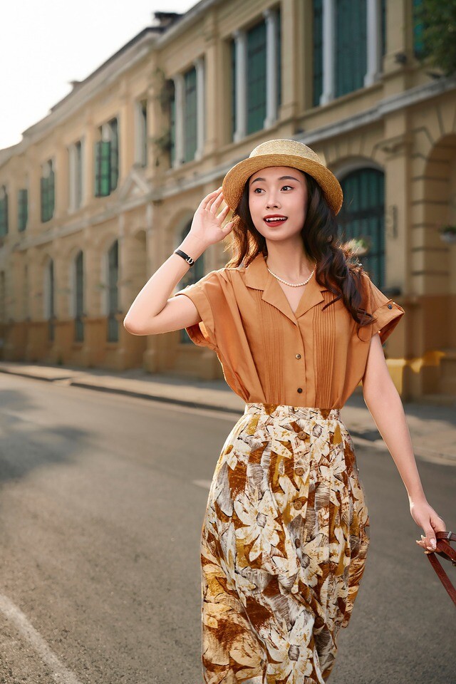 Thay vì diện cả cây váy hoa, cách kết hợp chân váy hoa dáng bút chì với áo sơ mi mang đến vẻ ngoài linh hoạt và dễ ứng dụng hơn. 