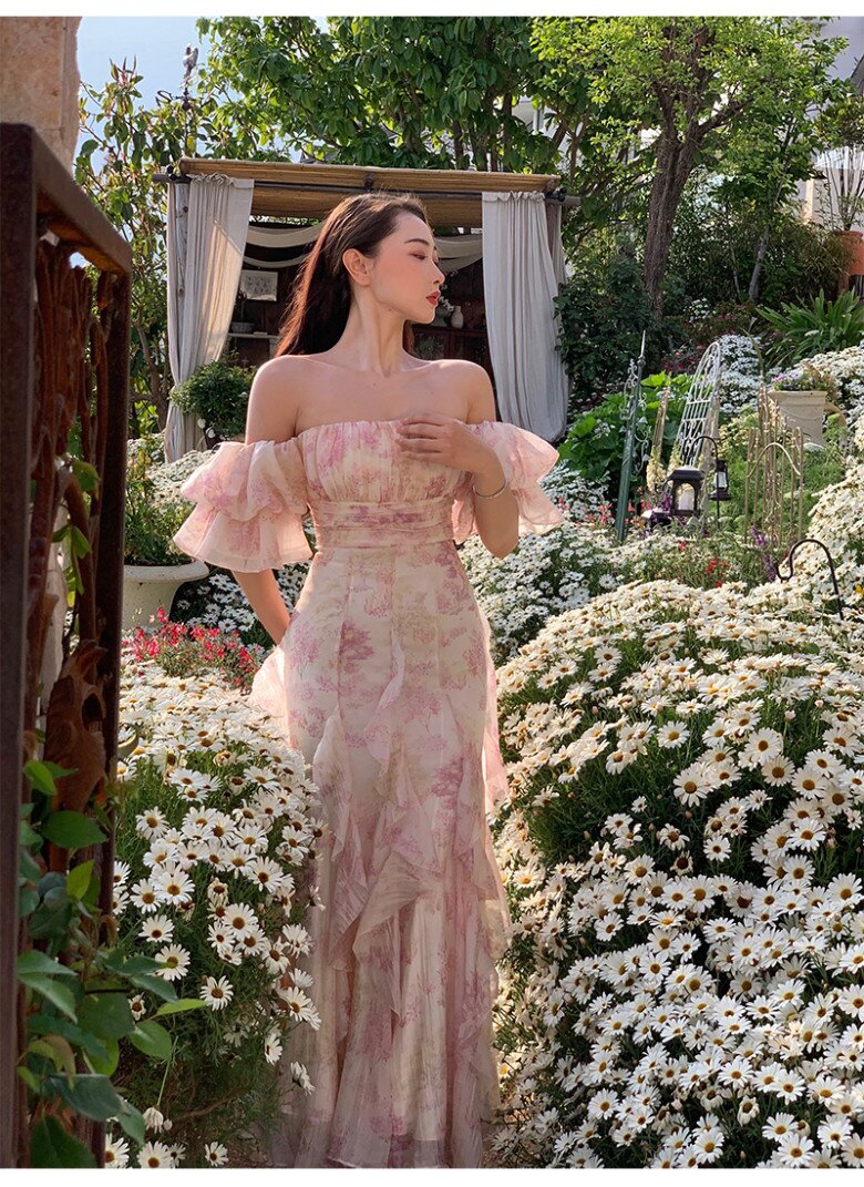 Khi chọn váy hoa để tham gia tiệc, phái đẹp nên chọn những thiết kế cầu kỳ kiểu dáng hơn chẳng hạn như kiểu váy trễ vai với phần tay bồng nhẹ tạo hiệu ứng bay bổng, tôn lên bờ vai thanh mảnh và đường cổ quyến rũ. Phom váy ôm nhẹ phần thân trên với các đường diềm xếp nếp càng thêm ấn tượng.