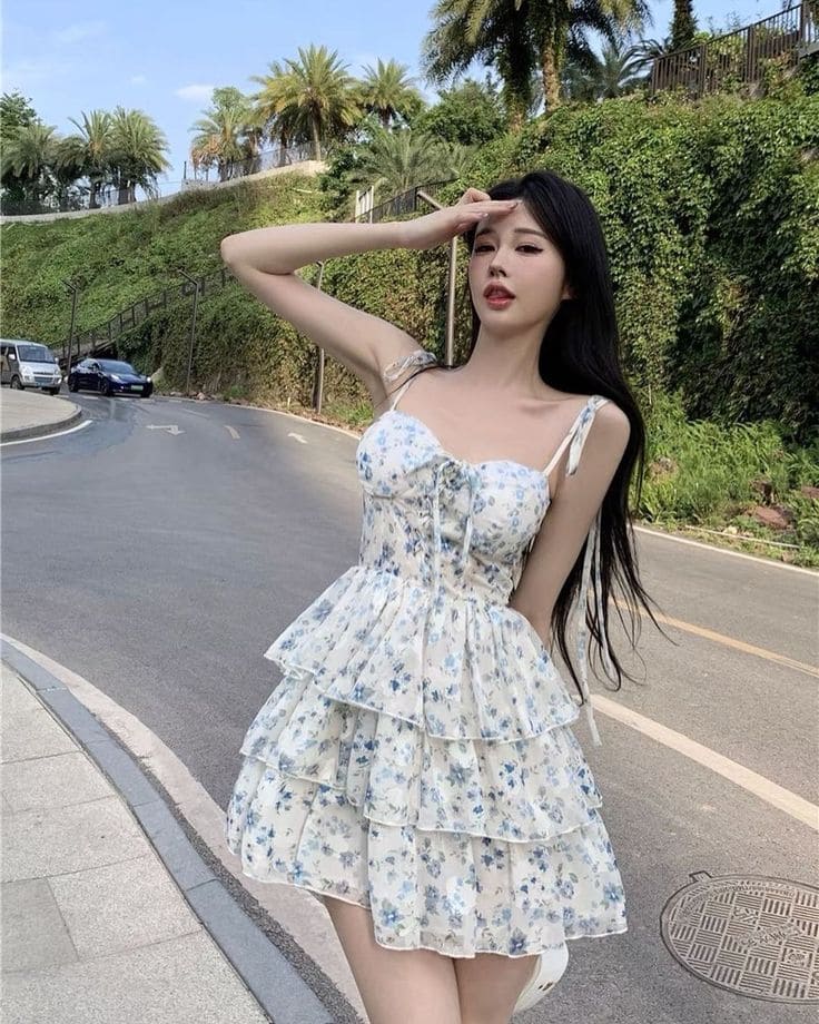 Váy hoa 2 dây mát mẻ, thoải mái giúp các nàng tôn dáng chuẩn và khoe nhan sắc xinh tươi, rạng rỡ.
