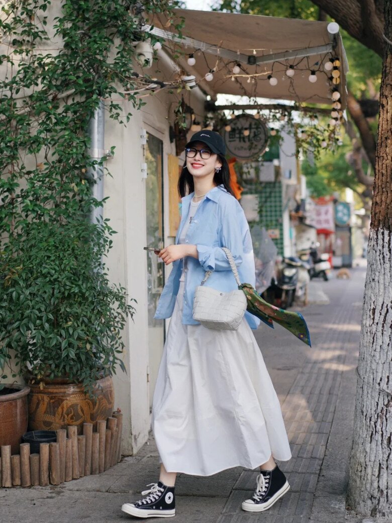 Mặc áo xanh dương phối với đồ gì? Bí quyết giúp chị em chinh phục gam màu hot nhất mùa Hè chuẩn sành điệu - 1