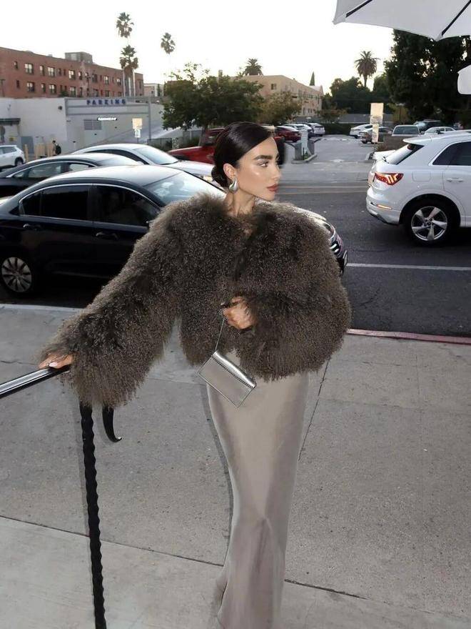 Mùng 3 Tết không muốn diện áo dài, mặc gì để vẫn xinh và sành điệu? Tham khảo ngay 3 outfit amp;#34;giàu ngầmamp;#34; rất sang - 1