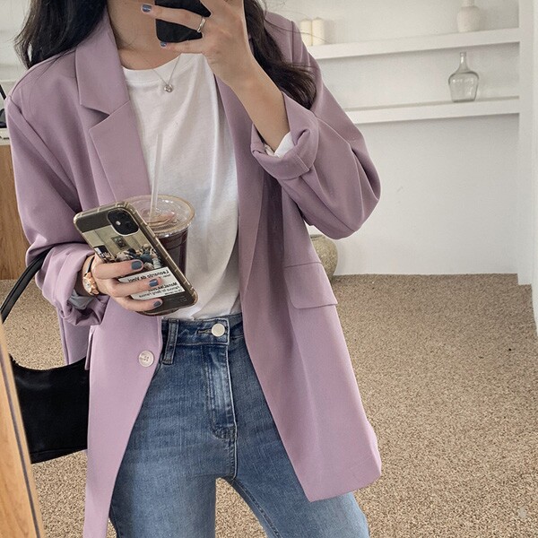 Blazer tím pastel khoác ngoài áo thun trắng cơ bản, kết hợp denim xanh tạo nên công thức “smart casual” chuẩn mực. 