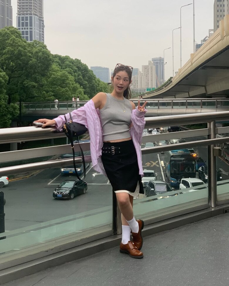 Muốn mặc chân váy bút chì mà vẫn thon gọn? 5 bí quyết phối đồ 2026 giúp amp;#34;hack dángamp;#34;, nàng hông to diện vẫn đẹp - 4