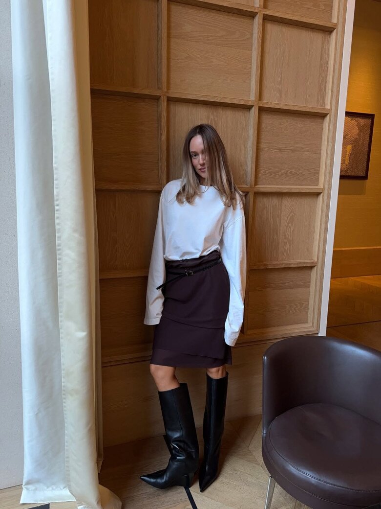 Muốn mặc chân váy bút chì mà vẫn thon gọn? 5 bí quyết phối đồ 2026 giúp amp;#34;hack dángamp;#34;, nàng hông to diện vẫn đẹp - 2