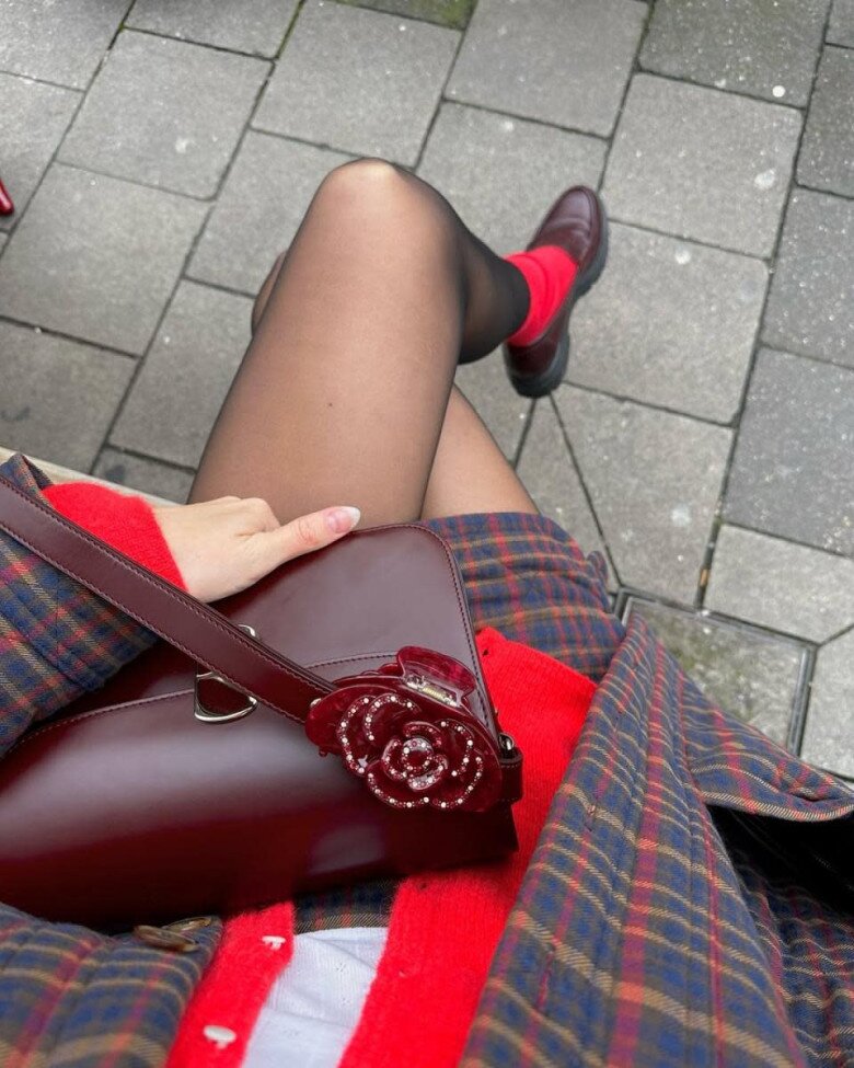 Muốn mặc đỏ đẹp xuyên Tết? Ghi nhớ ngay 6 nguyên tắc phối đồ giúp bạn sang xịn, nổi bật đúng chất xuân - 6