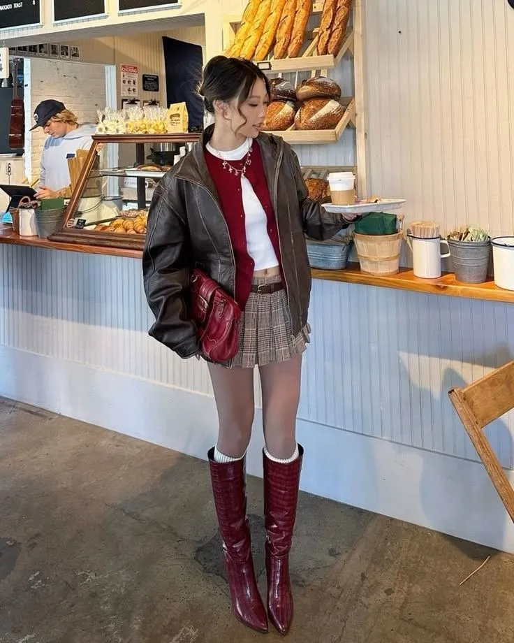 Muốn mặc đỏ đẹp xuyên Tết? Ghi nhớ ngay 6 nguyên tắc phối đồ giúp bạn sang xịn, nổi bật đúng chất xuân - 4