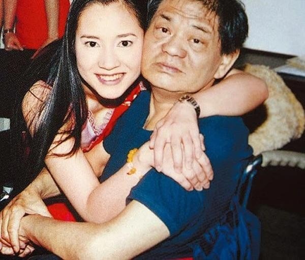 Trịnh Diễm Lệ từng có thời gian nương nhờ tỷ phú Hoàng Nhậm Trung. Sau khi ông qua đời, nữ diễn viên rơi vào cảnh thất thế, túng quẫn và chật vật mưu sinh.