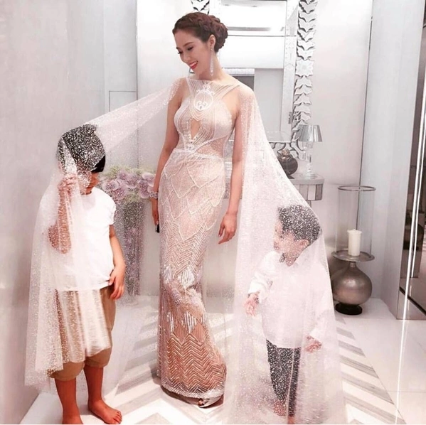 Cũng vì vậy mà cô bị gọi là máy đẻ của nhà họ Lý hay máy đẻ của giới thượng lưu.