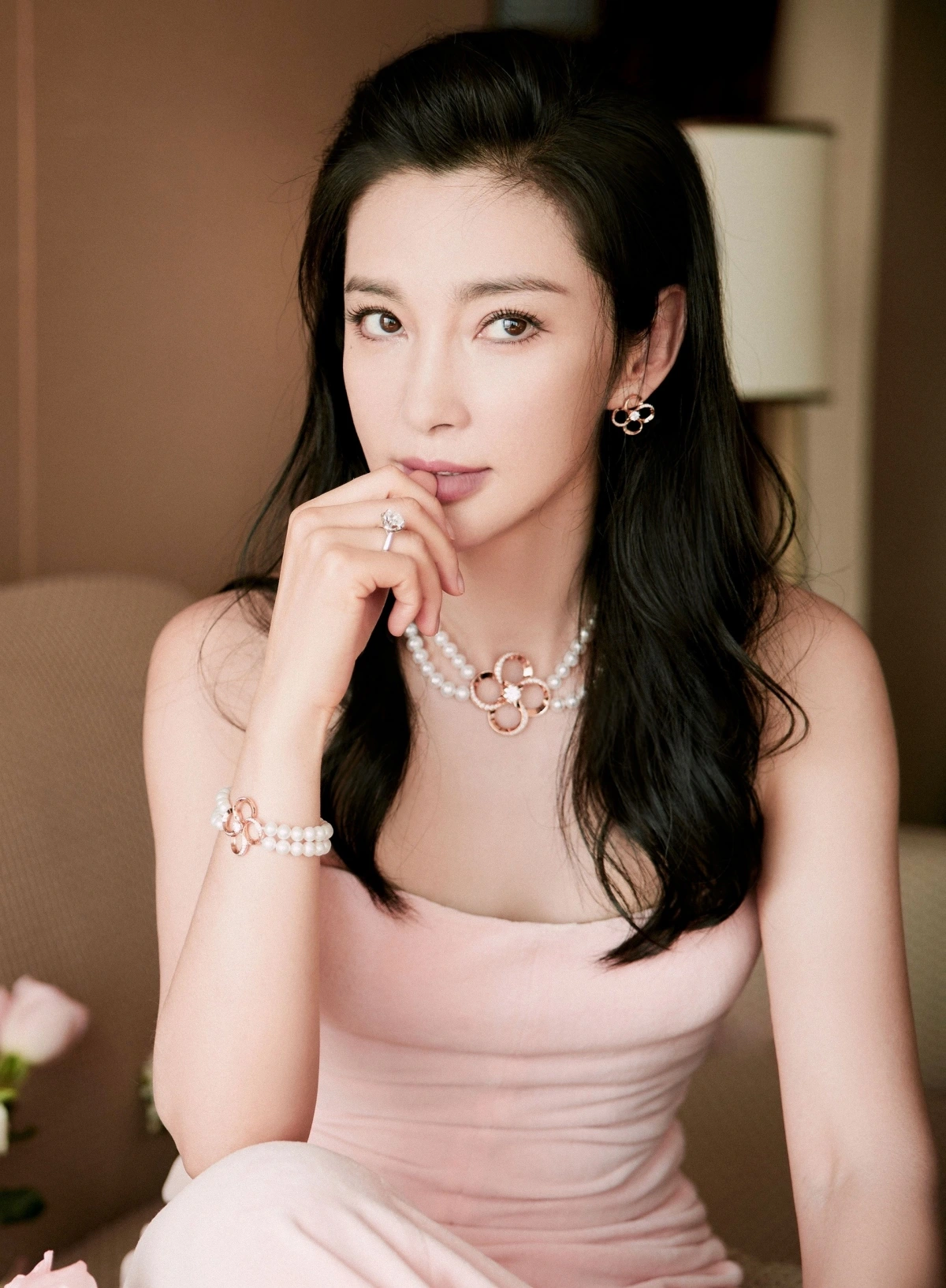 Lý Băng Băng không bao giờ lơ là việc tẩy trang da mặt thật cẩn thận. 