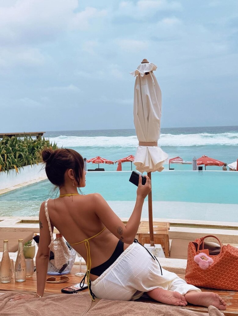 Tấm lưng thon nuột của vợ quốc dân khiến dân tình mê mệt.