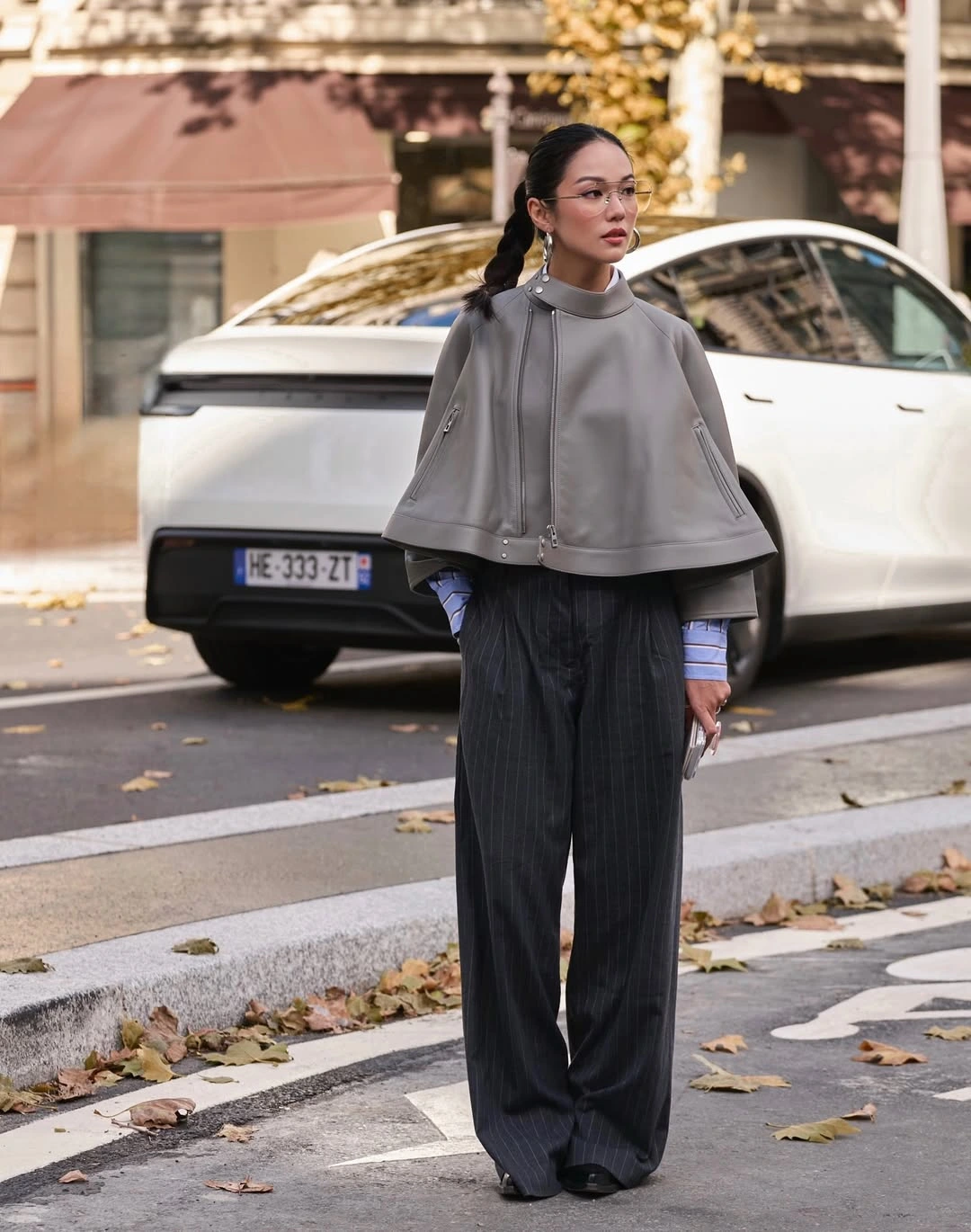 Áo khoác cape kết hợp cùng quần suông kẻ sọc tạo nên tổng thể thời thượng, tinh giản mà đầy khí chất Parisian. Còn khi phối cùng quần bó sát trông hiện đại, trẻ trung.