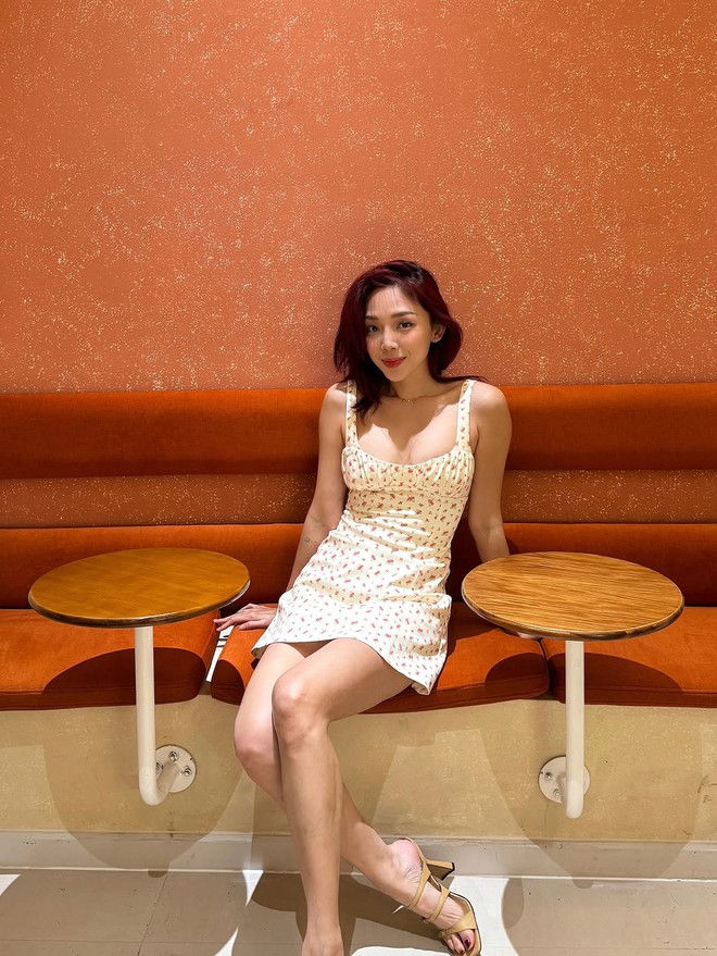 Tóc Tiên dạo này ăn mặc bánh bèo với váy vóc và thường chọn các items trẻ trung như váy yếm, quần bò yếm,...