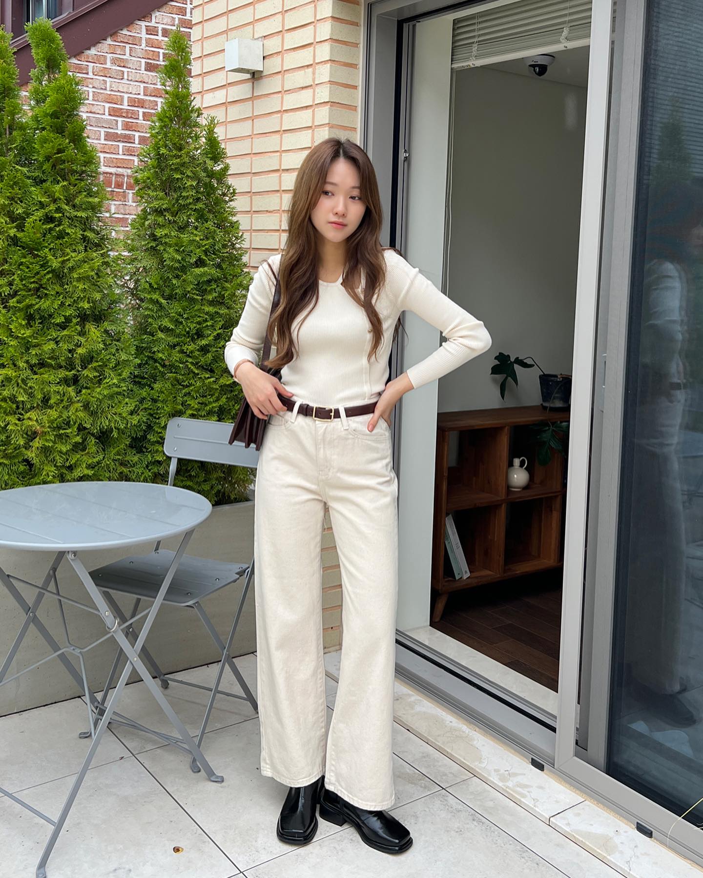 Khi thời tiết se lạnh, những cô nàng thích mặc đẹp đều không thể làm ngơ trước mẫu áo len mỏng sành điệu.