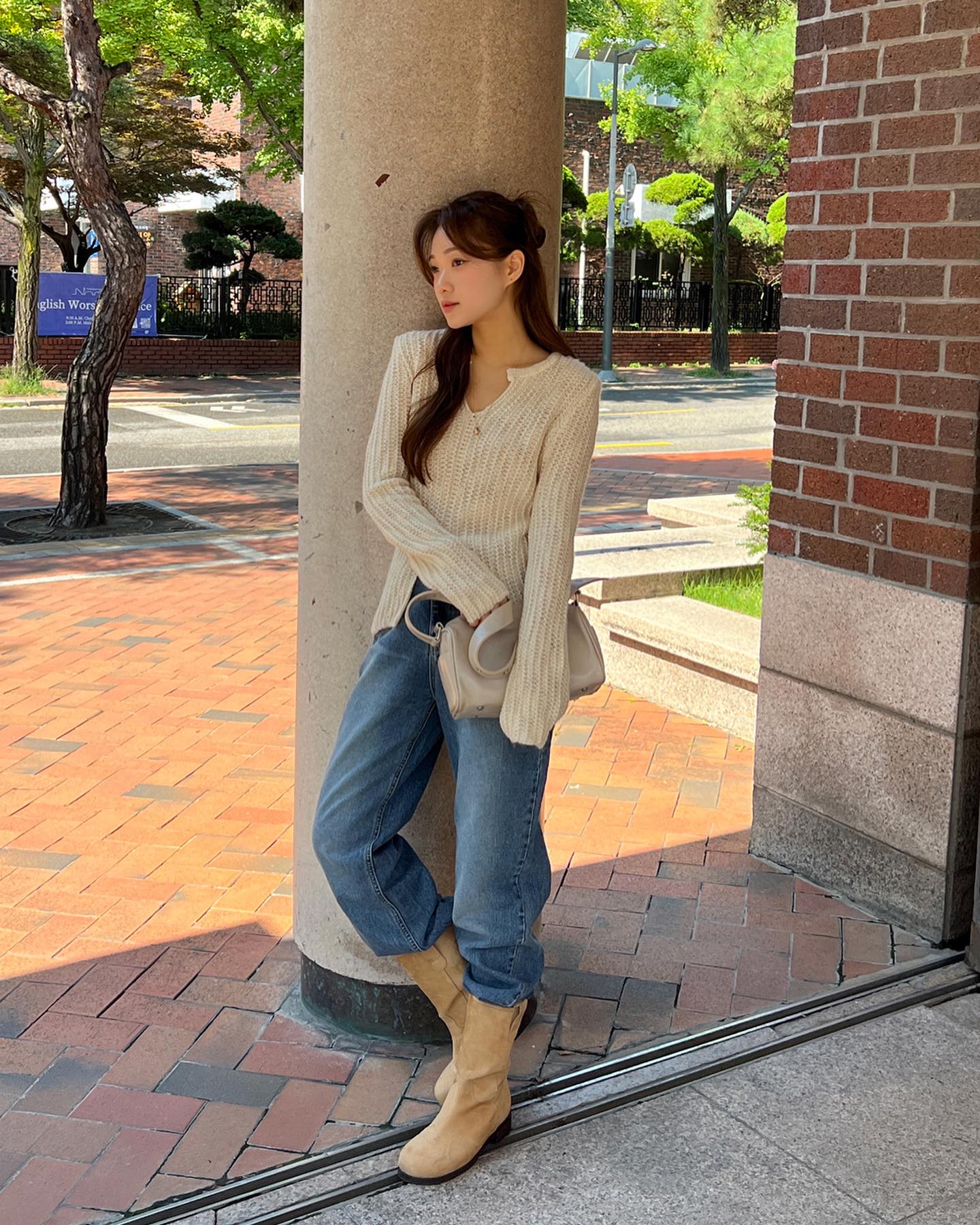 Quần jeans ống suông tạo hiệu ứng chân dài, vóc dáng gọn gàng và cân đối, dễ phối với áo len, sơ mi, cardigan hay áo khoác, phù hợp phong cách từ trẻ trung đến thanh lịch.