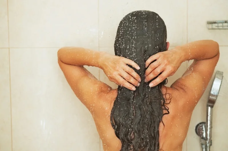 Nên cúi xuống hay ngửa ra sau khi gội đầu? Đây là cách gội giúp tóc mỏng thưa ngày càng dày bồng bềnh - 3