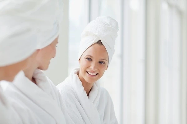 Nên cúi xuống hay ngửa ra sau khi gội đầu? Đây là cách gội giúp tóc mỏng thưa ngày càng dày bồng bềnh - 4