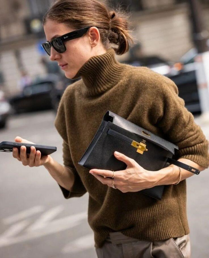 Mặc áo len cổ lọ hay cổ tròn để trông gầy hơn? Chị em có gu luôn dùng công thức này để không bao giờ sai - 1