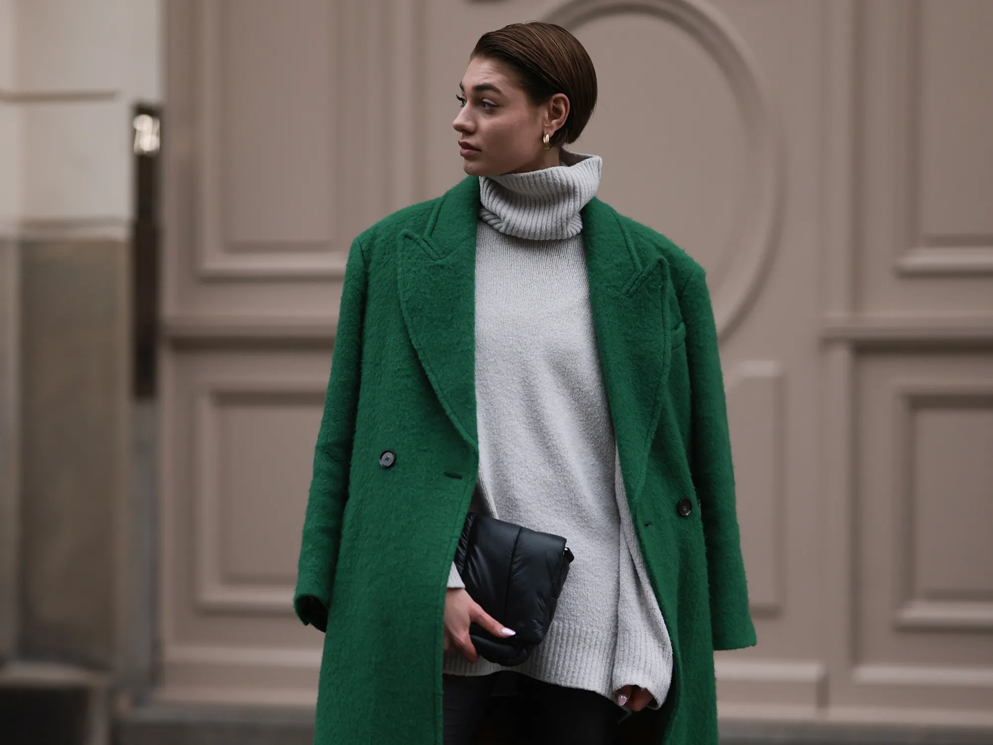 Mặc áo len cổ lọ hay cổ tròn để trông gầy hơn? Chị em có gu luôn dùng công thức này để không bao giờ sai - 4