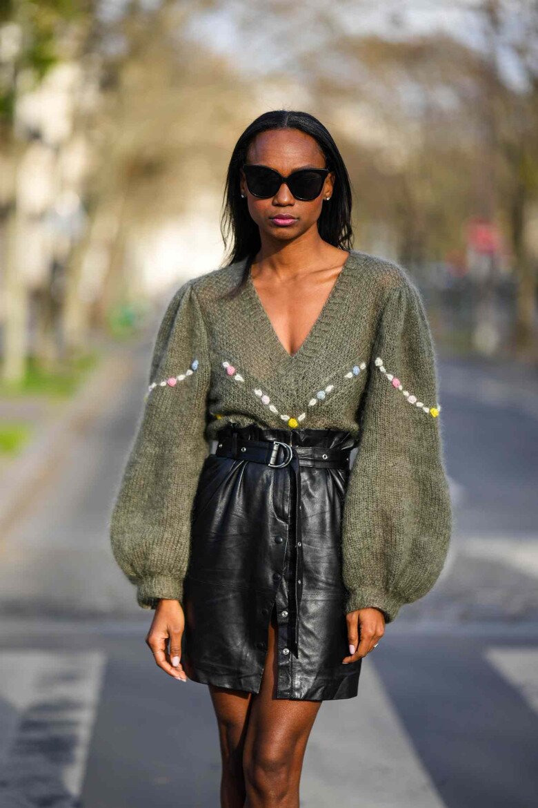 Mặc áo len cổ lọ hay cổ tròn để trông gầy hơn? Chị em có gu luôn dùng công thức này để không bao giờ sai - 16