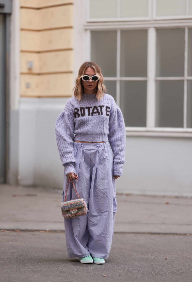 Mặc áo len cổ lọ hay cổ tròn để trông gầy hơn? Chị em có gu luôn dùng công thức này để không bao giờ sai - 13