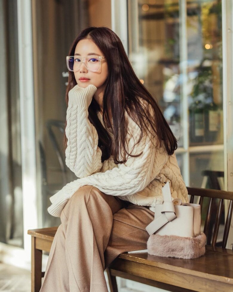 Mặc áo len cổ lọ hay cổ tròn để trông gầy hơn? Chị em có gu luôn dùng công thức này để không bao giờ sai - 12