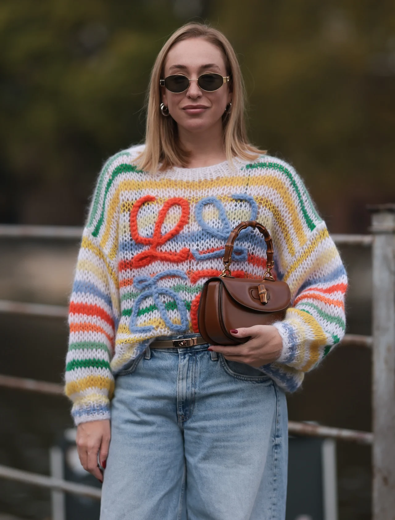 Mặc áo len cổ lọ hay cổ tròn để trông gầy hơn? Chị em có gu luôn dùng công thức này để không bao giờ sai - 10