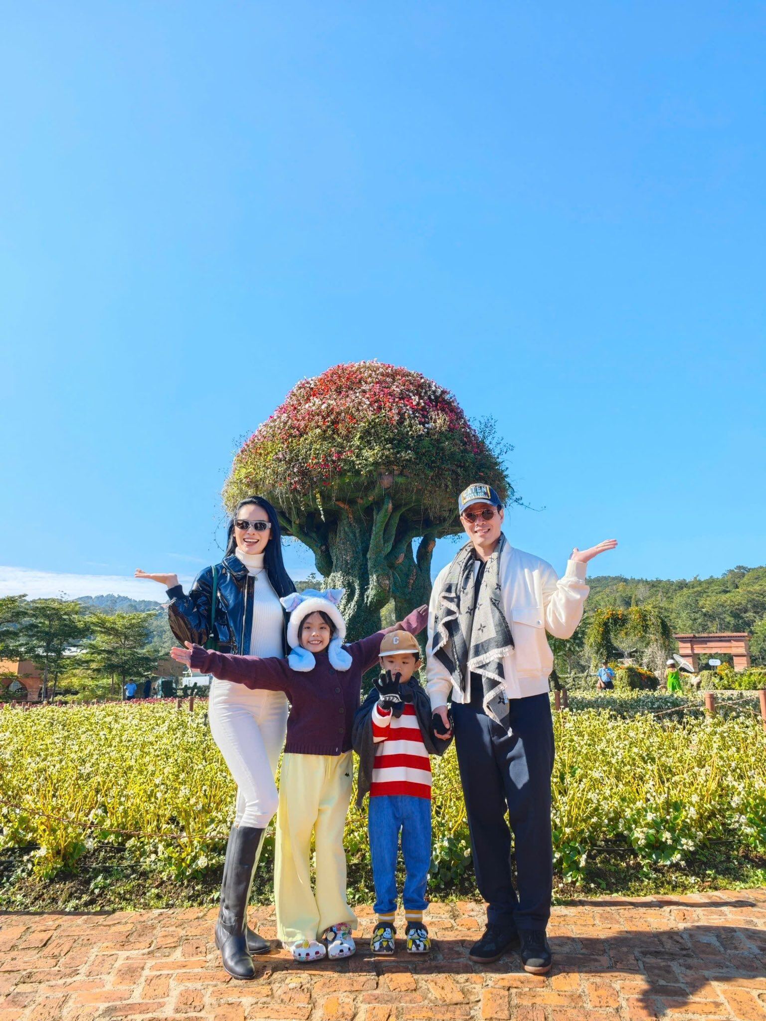 Cô hiện có cuộc sống hạnh phúc viên mãn bên gia đình.