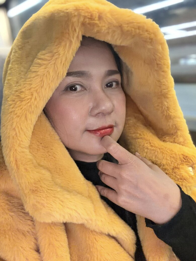 Làn da tuy đã lộ ra nếp nhăn ở quanh mắt song nhìn tổng thể vẫn khá mịn màng giúp cô nhận được nhiều lời khen ngợi về nhan sắc không tuổi.