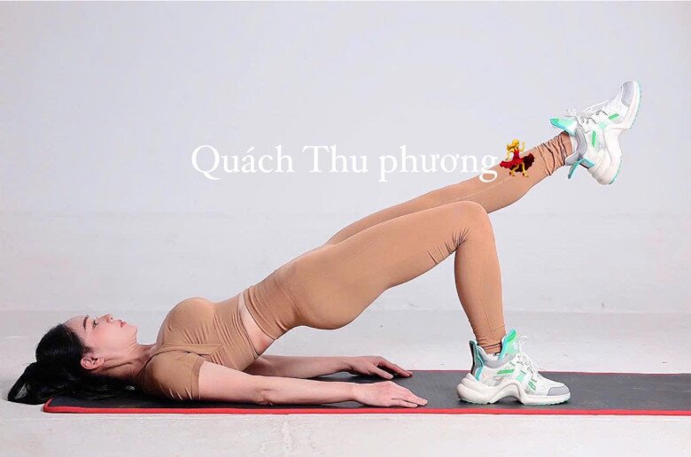 Nữ diễn viên đã tập luyện yoga suốt nhiều năm giúp cho vóc dáng mảnh mai, thon thả.