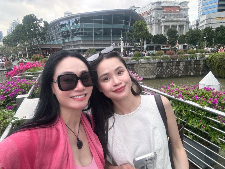 Nữ nghệ sĩ chụp ảnh chung cùng con gái mà ai cũng khen trông như 2 chị em.