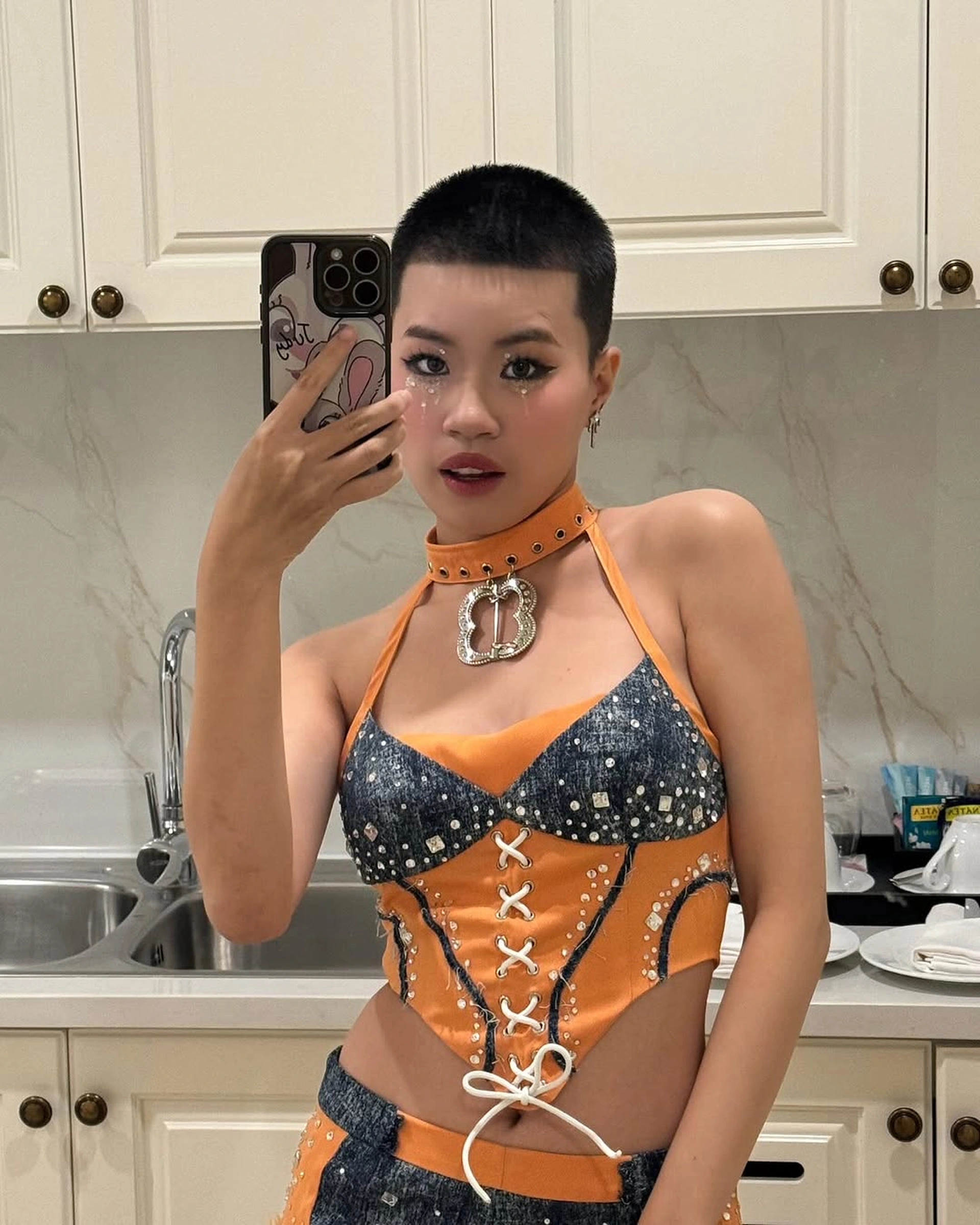 Giai đoạn tham gia Sao nhập ngũ, Pháo từng gây sốc khi để đầu đinh. Cô tiết lộ bản thân đã hiến tóc để quyên góp cho bệnh nhân ung thư.