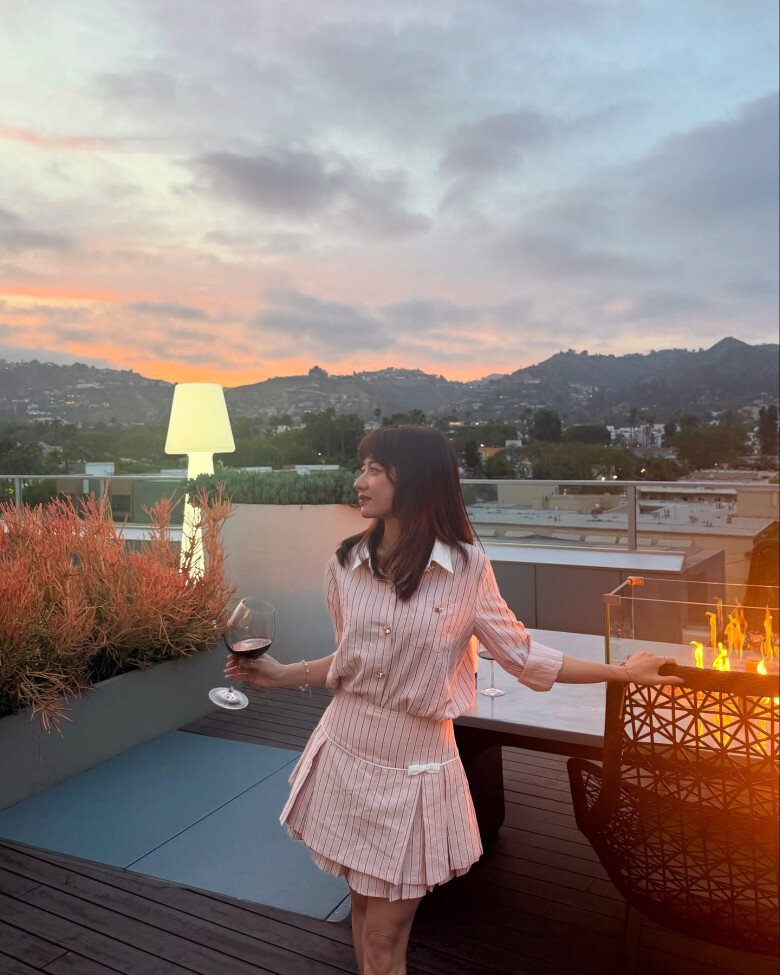 Ở đời thường, Xuân Nghi ăn mặc đơn giản và trang điểm nhẹ nhàng hơn.