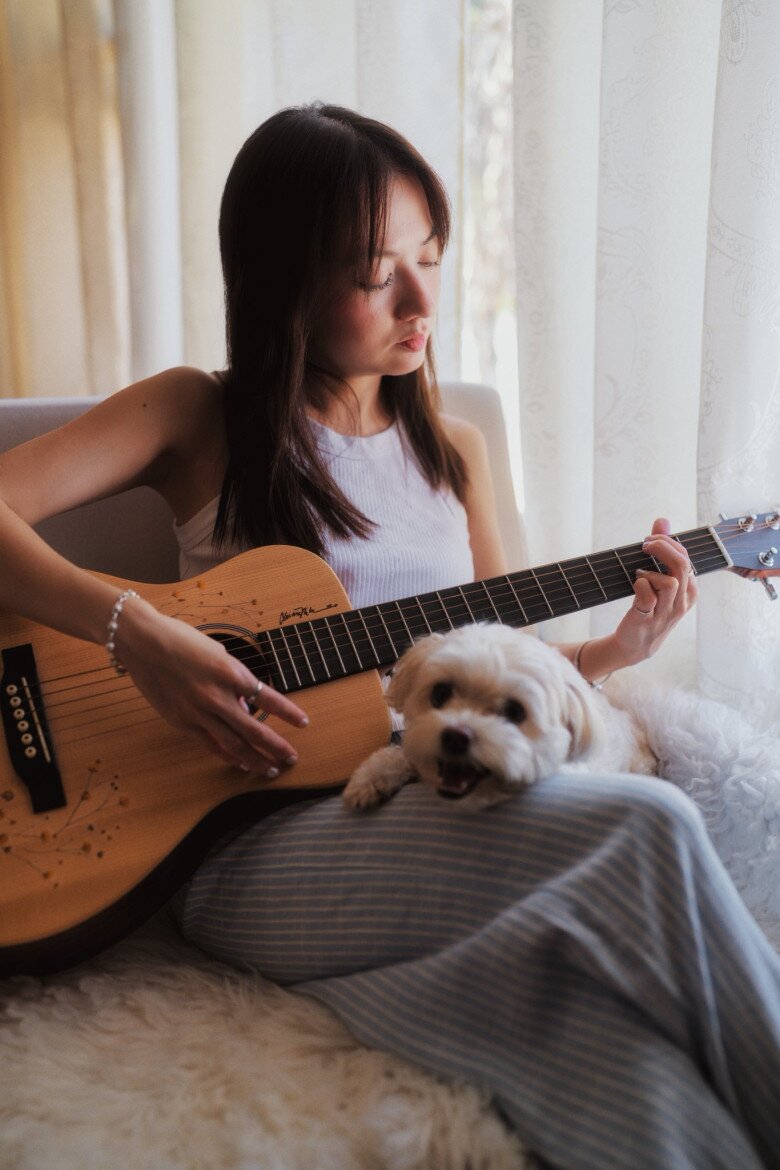 Hình ảnh Xuân Nghi ăn mặc đơn giản tại nhà tạo cảm giác gần gũi.