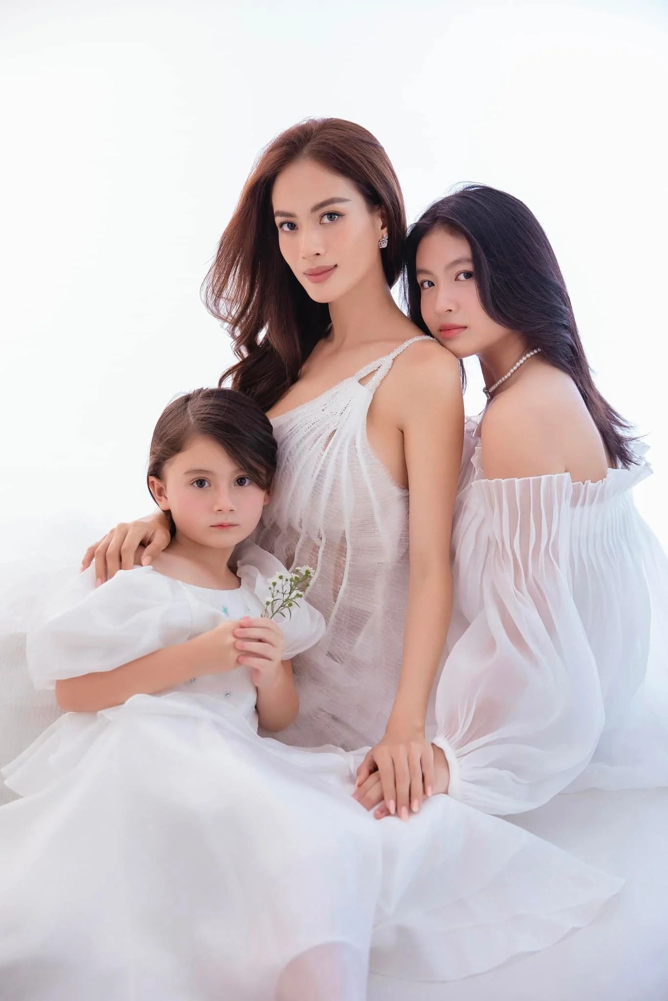 Như Vân hiện là mẹ đơn thân, có 2 cô con gái xinh xắn, đáng yêu.