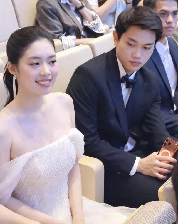 Một khoảnh khắc được fan ghi lại, Đình Bắc bị bắt gặp có ánh nhìn thoáng qua về phía Á hậu Châu Anh khiến dân mạng bàn tàn xôn xao. Có vẻ nam cầu thủ cũng bị sắc đẹp của nàng hậu thu hút.