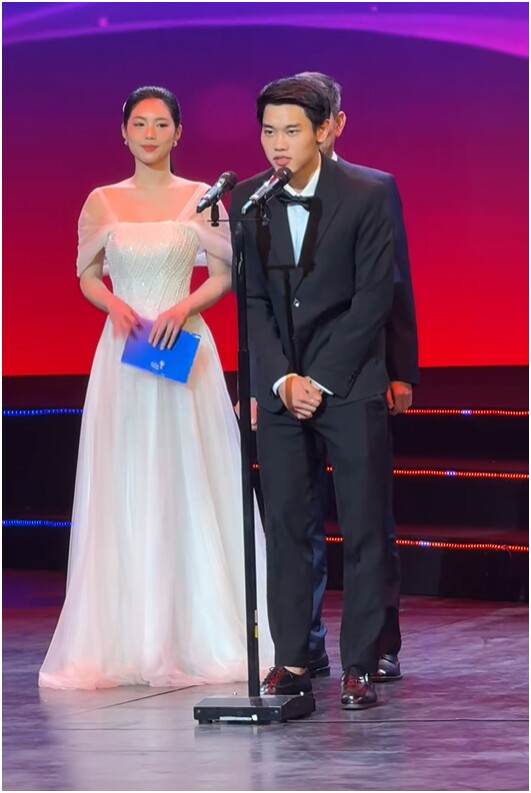 Khoảnh khắc cả hai đứng chung một khung hình ngay trên sân khấu được nhiều cư dân mạng khen ngợi và thậm chí còn tích cực đẩy thuyền.