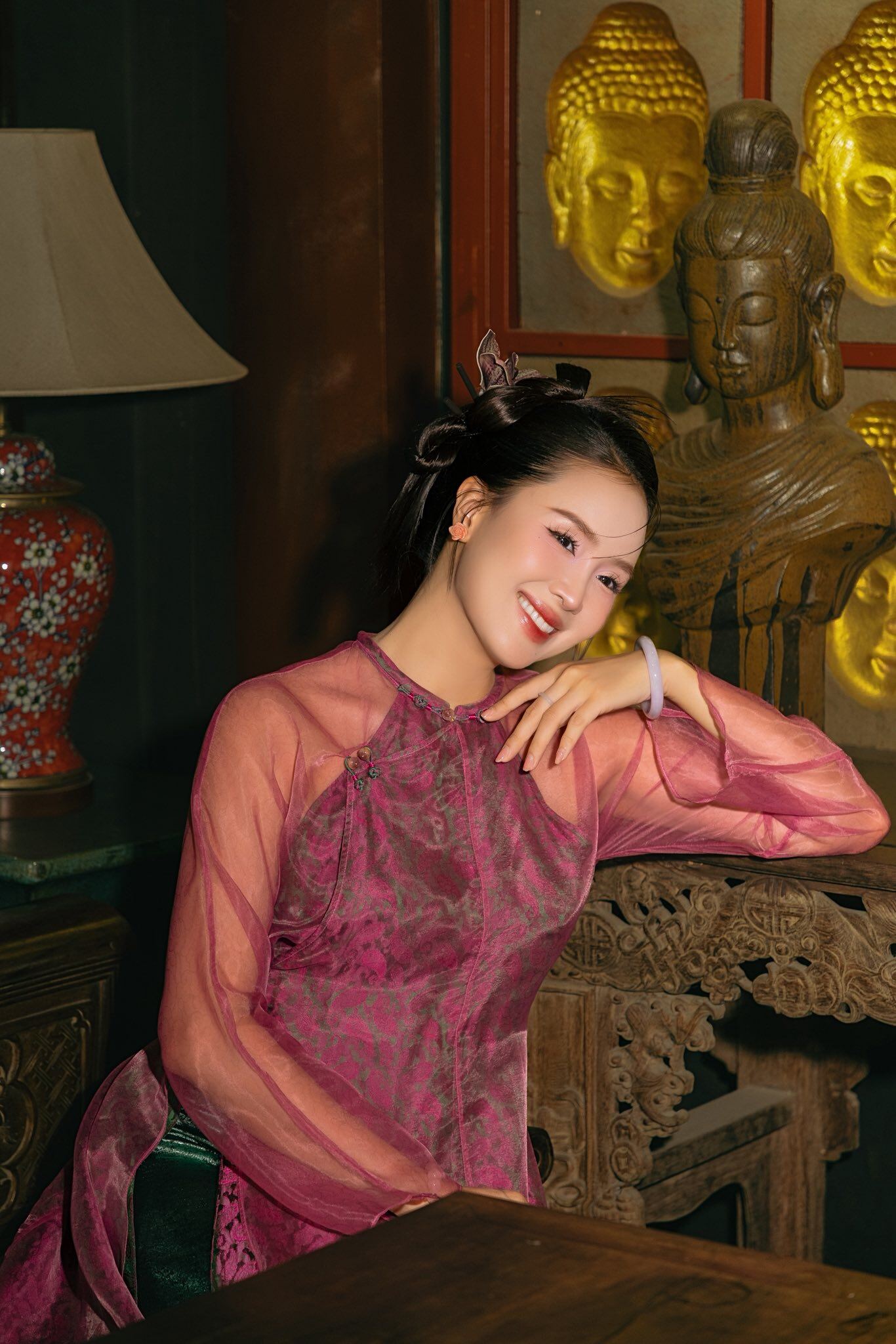 Ở tuổi trung niên, nhan sắc của Hồng Diễm vẫn rạng rỡ xinh đẹp và tươi trẻ. Mới đây, khi khoe ảnh chào đón năm mới 2026, nữ diễn viên nhận được nhiều lời khen từ khán giả