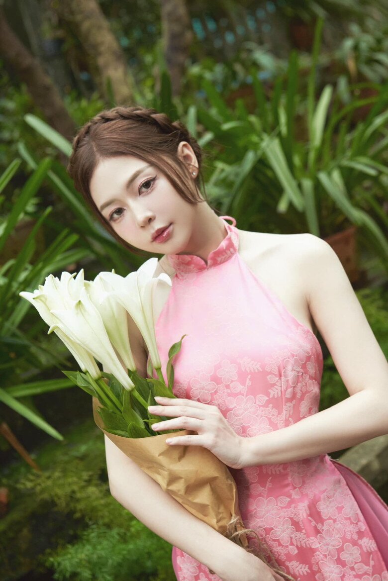 Liz Kim Cương có nhan sắc ngọt ngào, xinh đẹp.