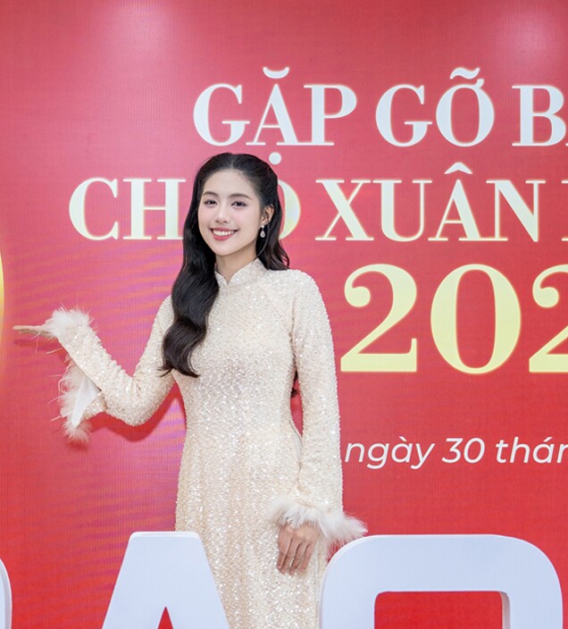 Á hậu Trần Ngọc Châu Anh xuất hiện rạng rỡ tại sự kiện gặp mặt báo chí.